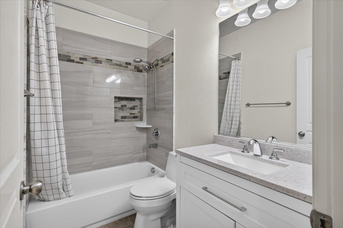 1140 S Carriage, Fresno, CA 93727