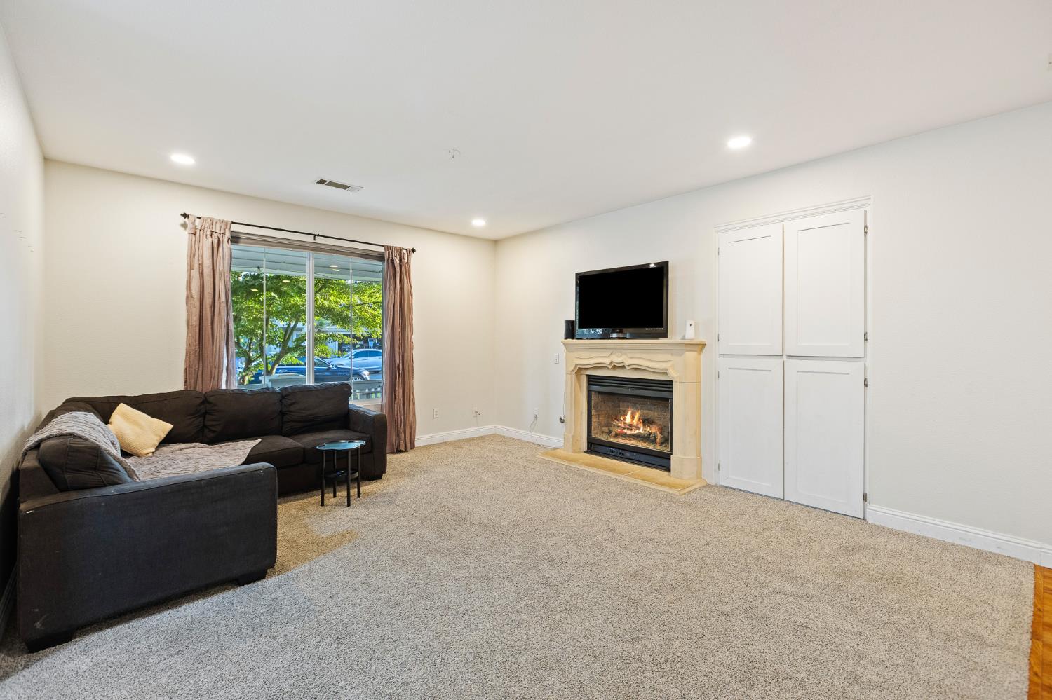 914 W Russell Ave, Visalia, CA 93277