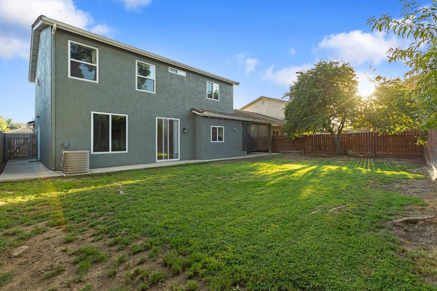 914 W Russell Ave, Visalia, CA 93277