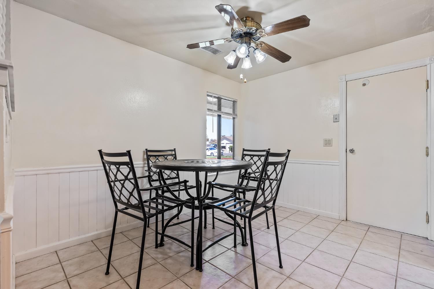 1065 Ross Way, Hanford, CA 93230