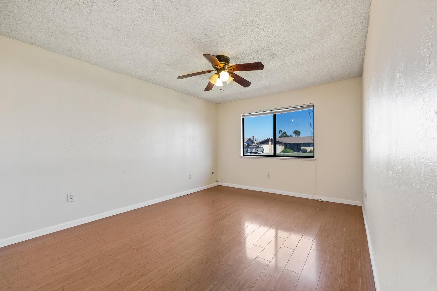 1065 Ross Way, Hanford, CA 93230