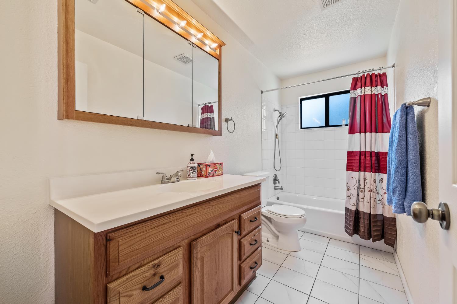 1065 Ross Way, Hanford, CA 93230