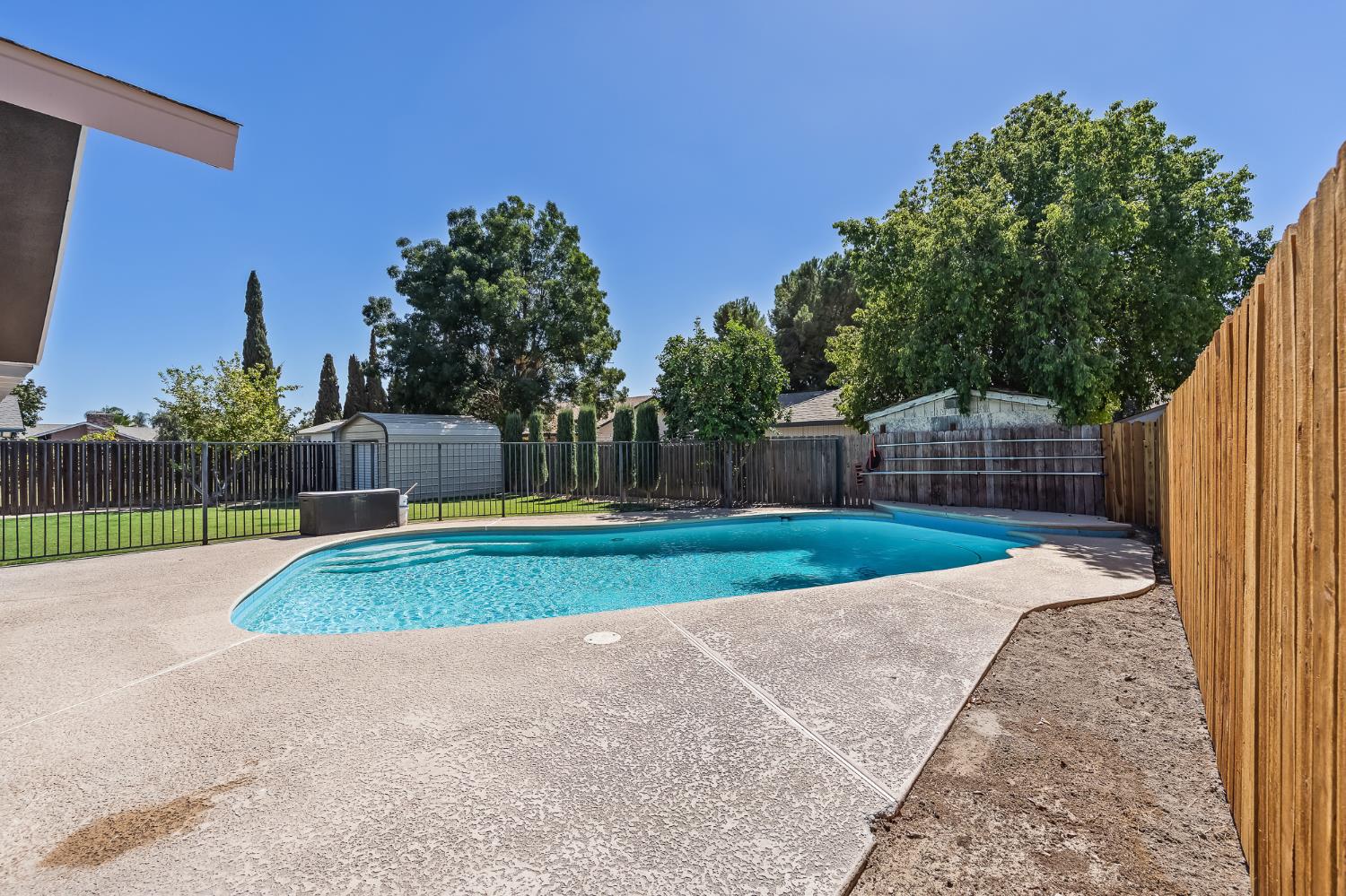 1065 Ross Way, Hanford, CA 93230