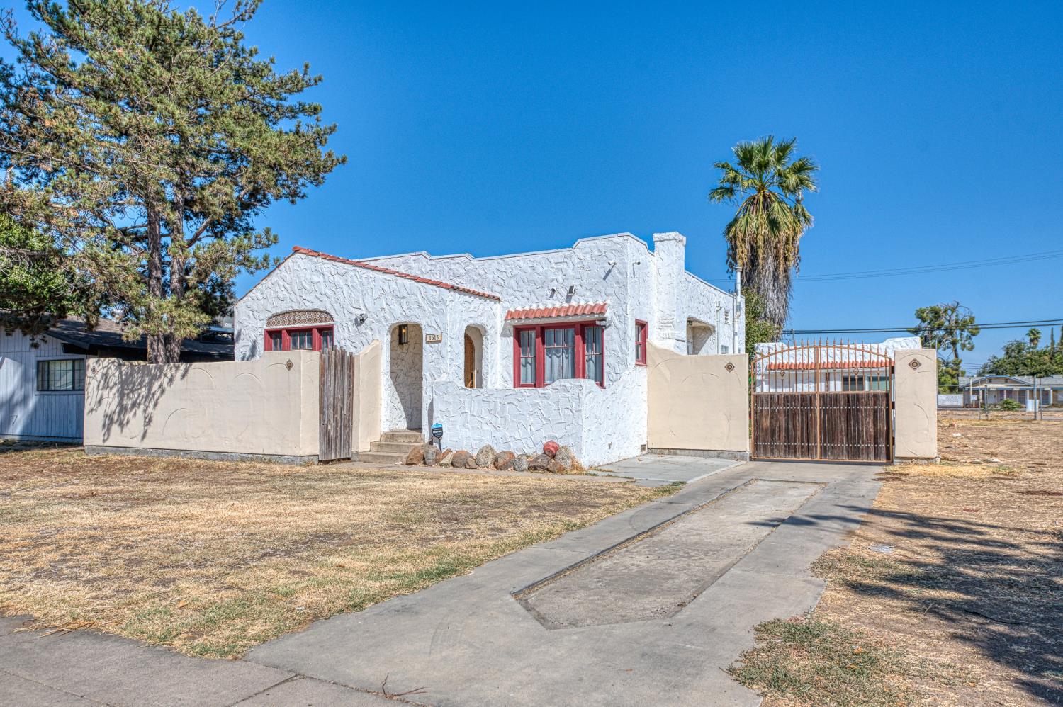 1515 E Simpson Ave, Fresno, CA 93704