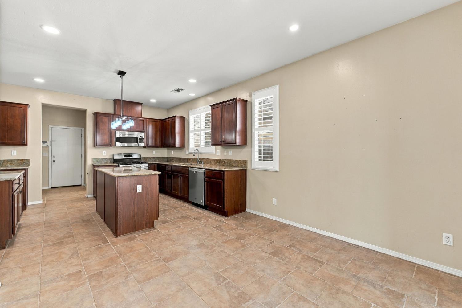 1556 Bellflower st, Kingsburg, CA 93631