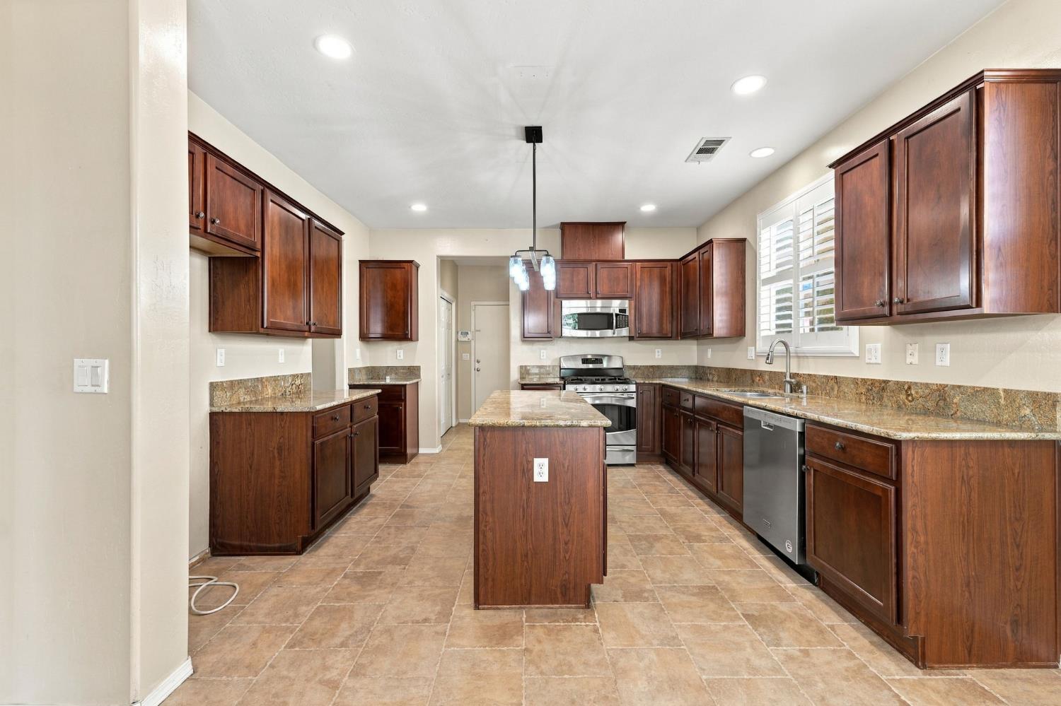 1556 Bellflower st, Kingsburg, CA 93631