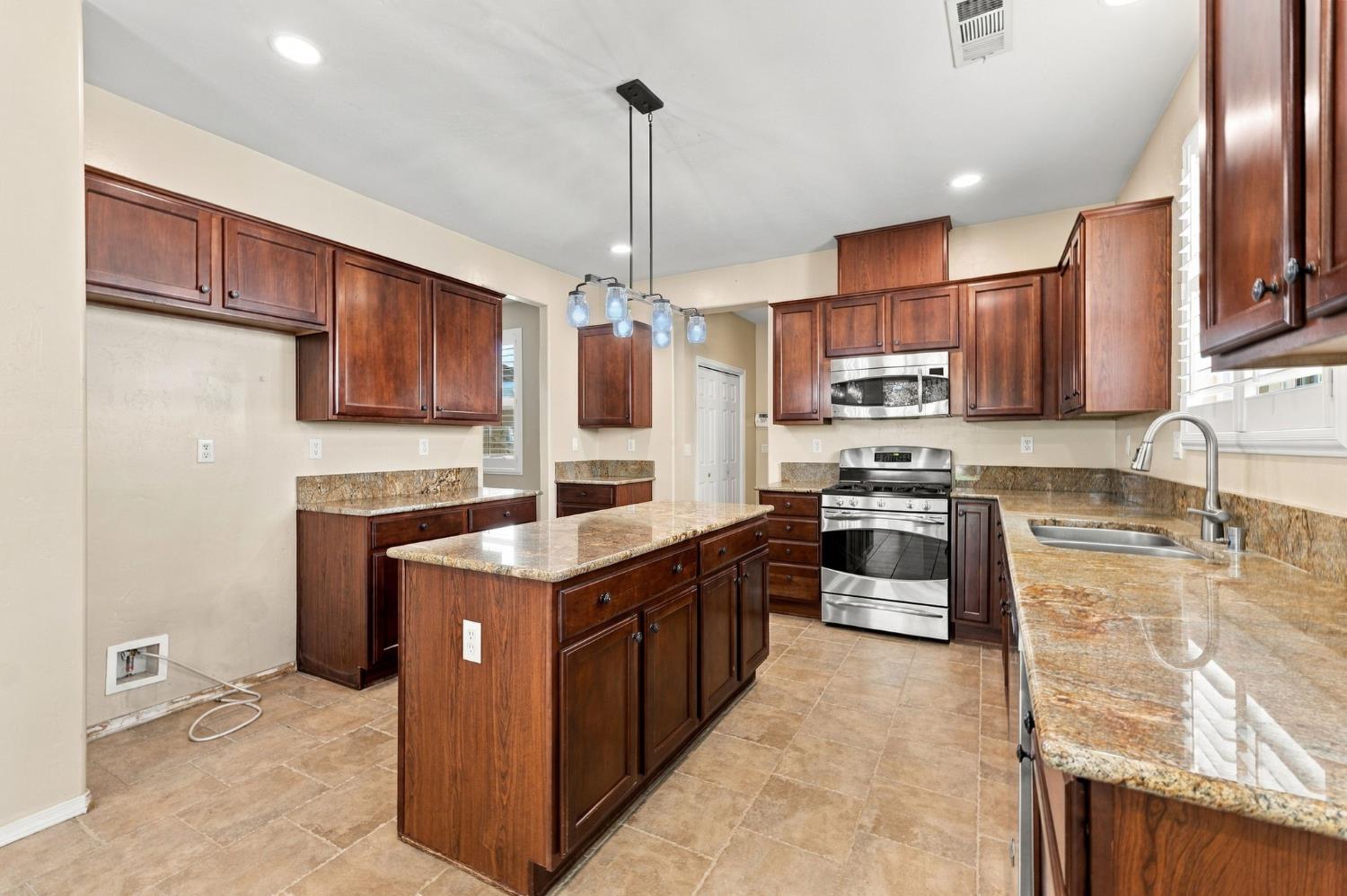 1556 Bellflower st, Kingsburg, CA 93631
