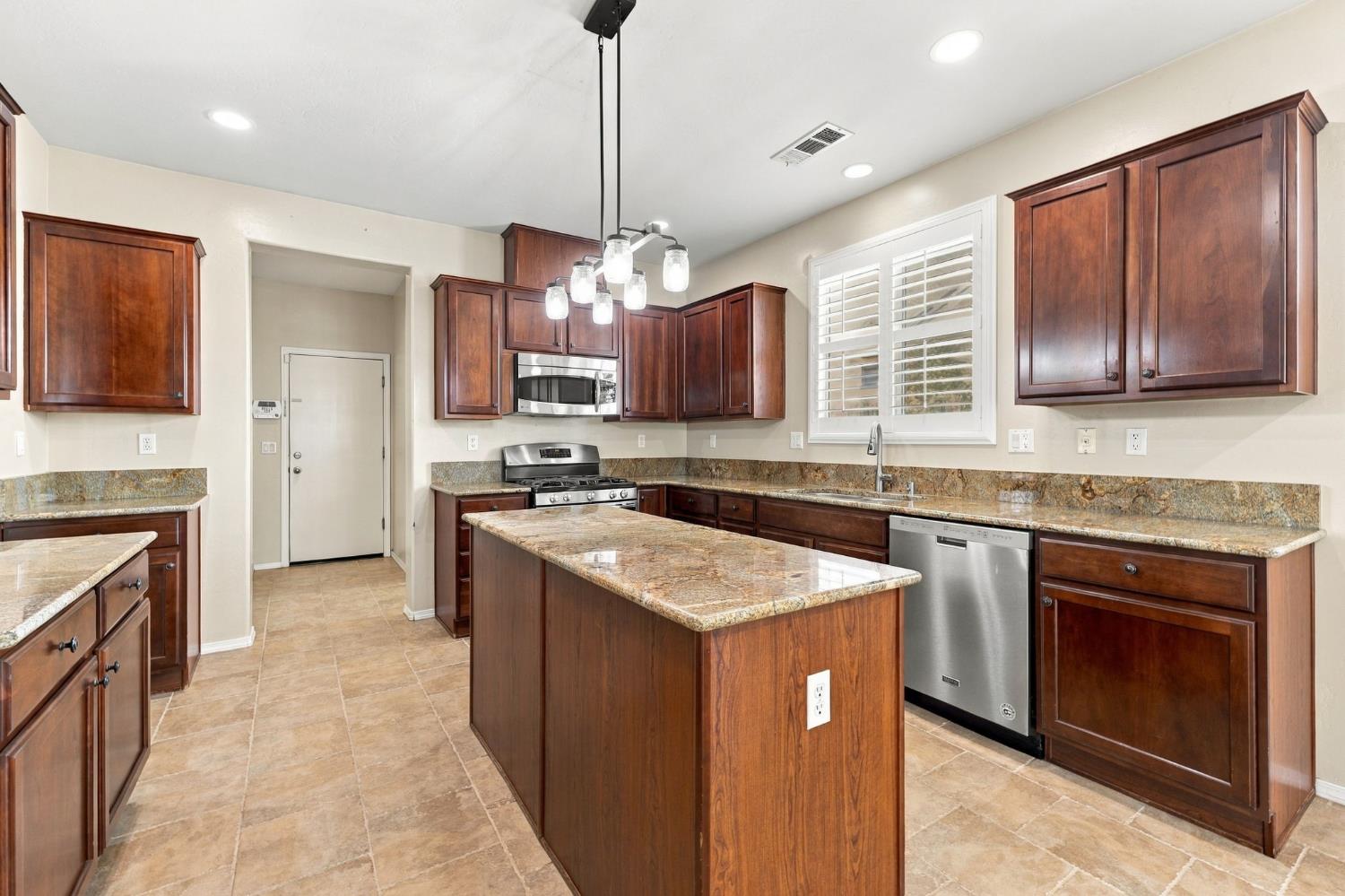 1556 Bellflower st, Kingsburg, CA 93631