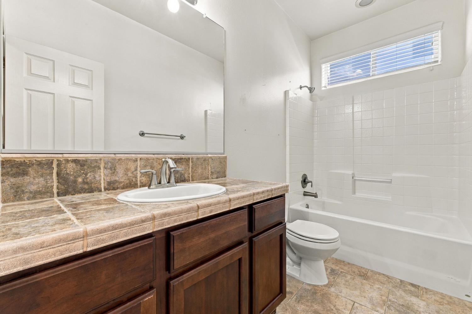 1556 Bellflower st, Kingsburg, CA 93631