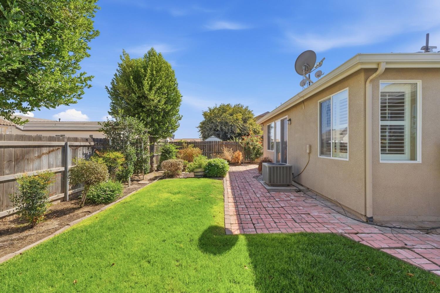 1556 Bellflower st, Kingsburg, CA 93631