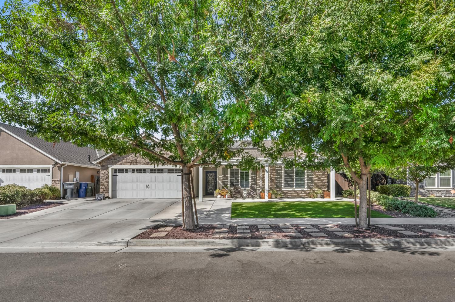 2326 W Andrew Ln, Hanford, CA 93230