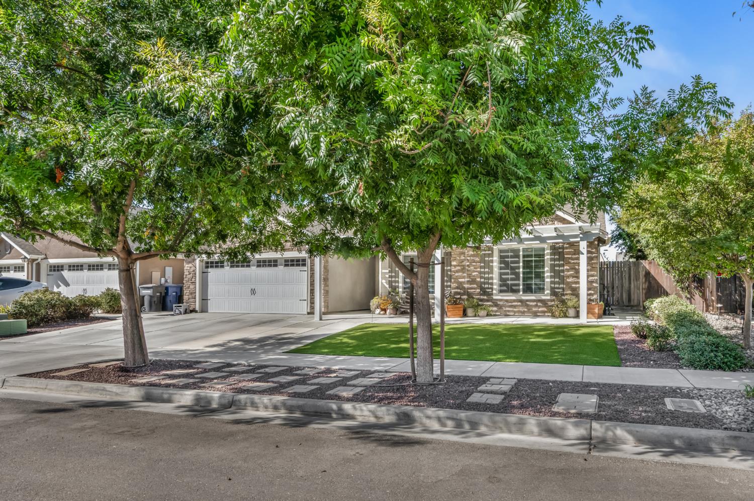 2326 W Andrew Ln, Hanford, CA 93230
