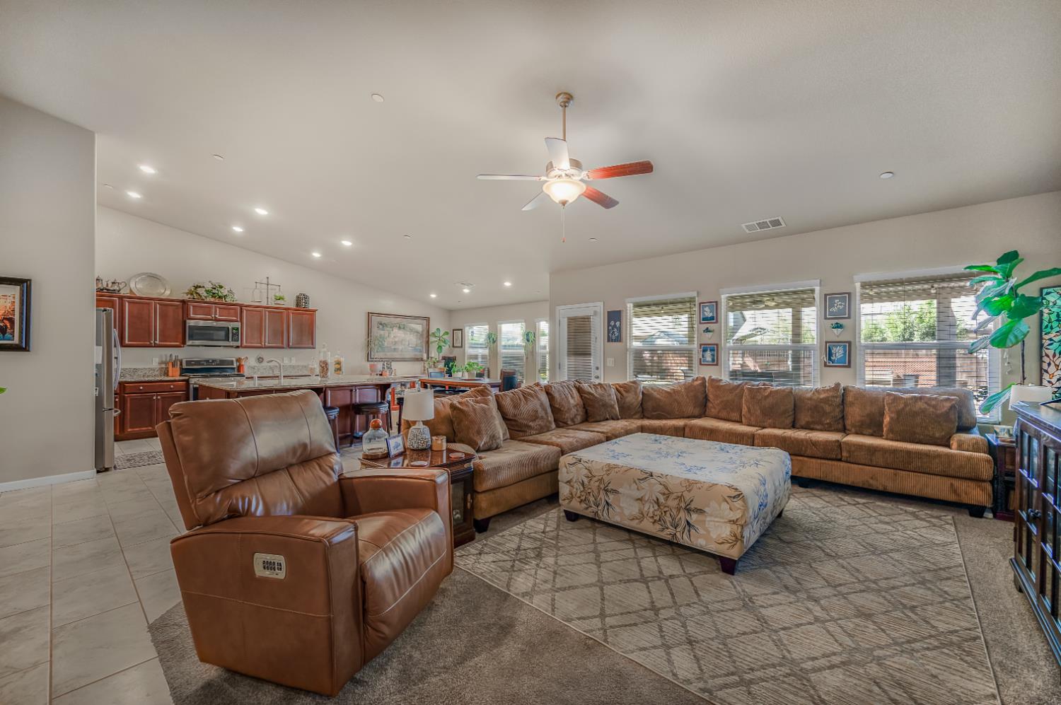 2326 W Andrew Ln, Hanford, CA 93230