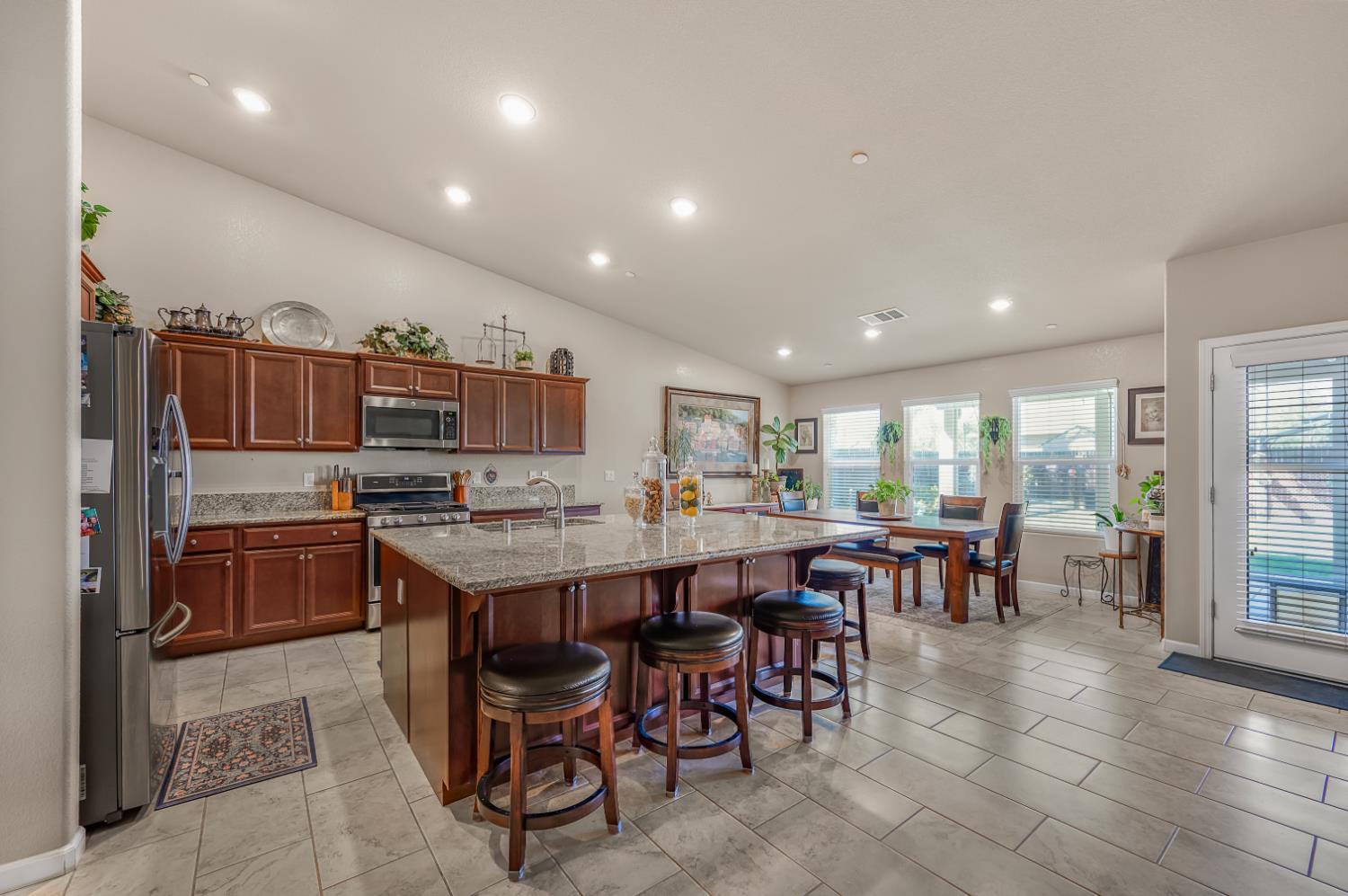 2326 W Andrew Ln, Hanford, CA 93230