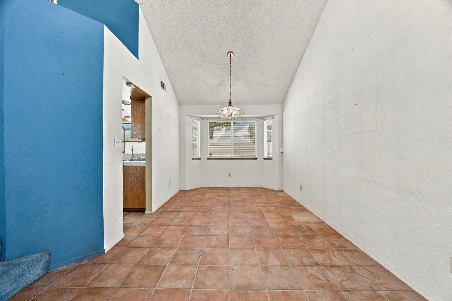 8216 Willowglen Dr, Bakersfield, CA 93311