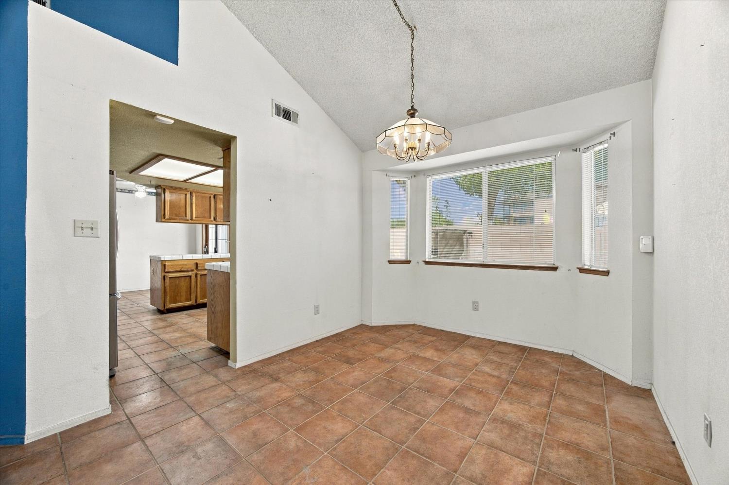 8216 Willowglen Dr, Bakersfield, CA 93311