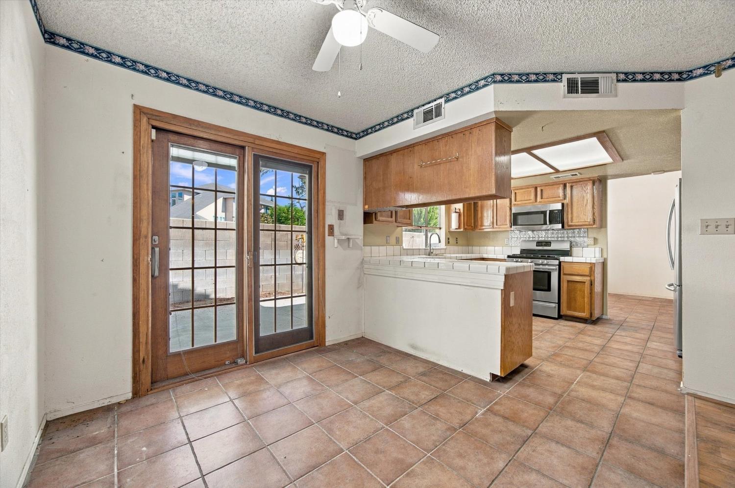 8216 Willowglen Dr, Bakersfield, CA 93311
