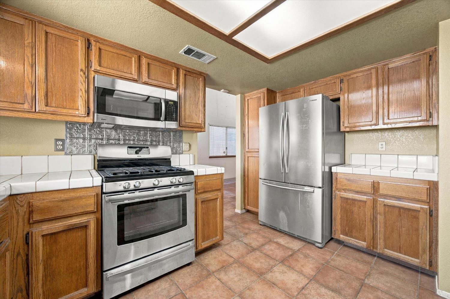 8216 Willowglen Dr, Bakersfield, CA 93311
