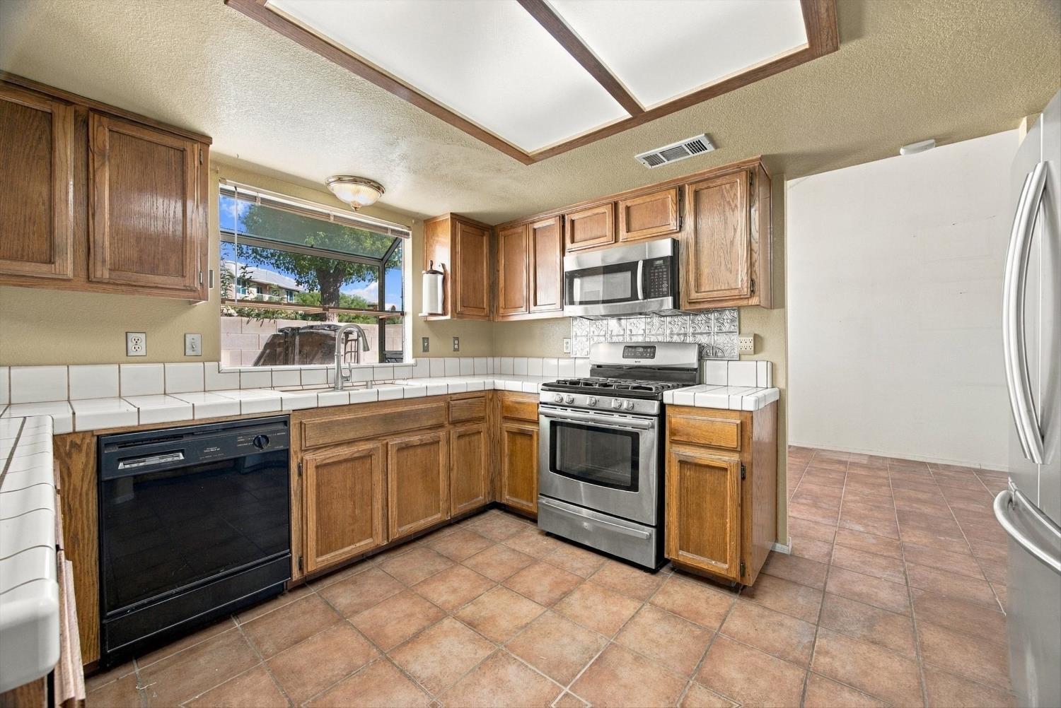 8216 Willowglen Dr, Bakersfield, CA 93311
