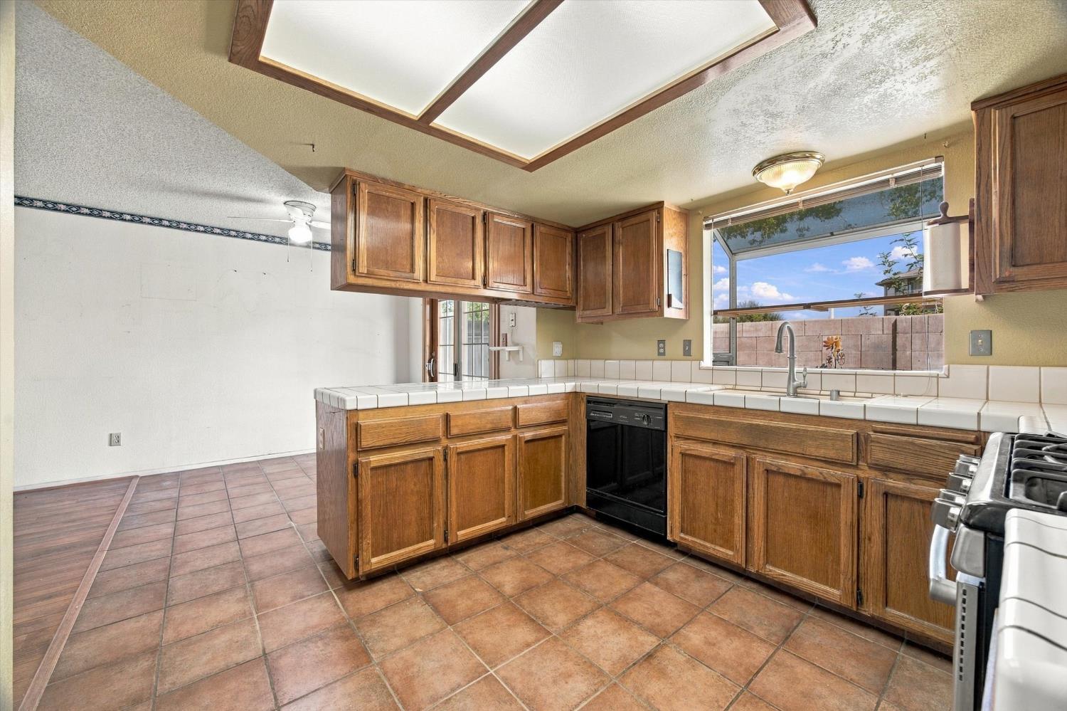 8216 Willowglen Dr, Bakersfield, CA 93311
