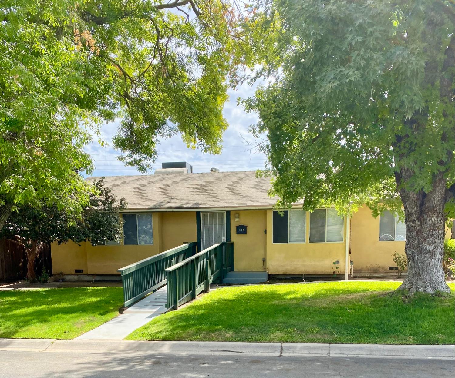 138 E Bellaire Way, Fresno, CA 93704