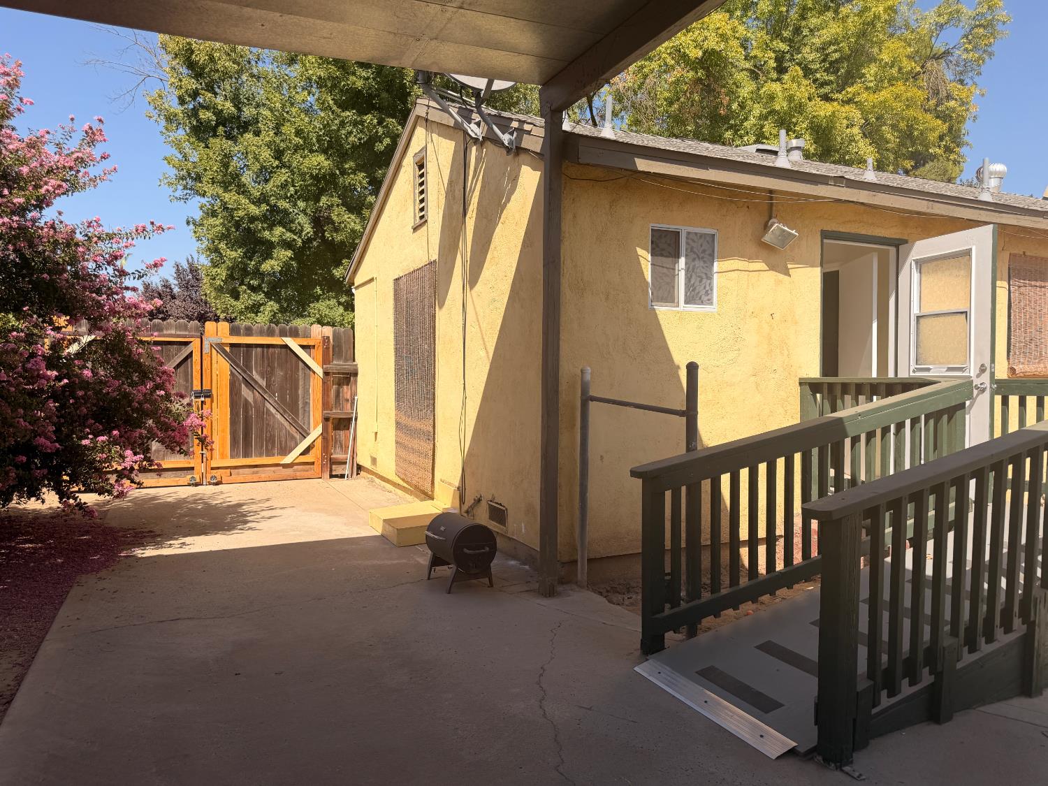 138 E Bellaire Way, Fresno, CA 93704