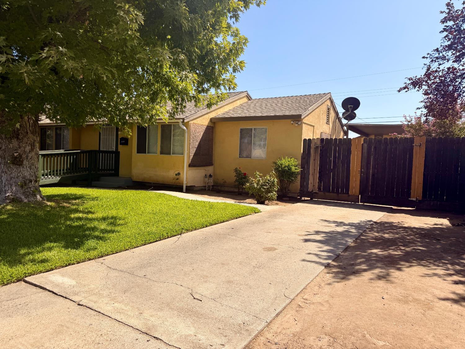 138 E Bellaire Way, Fresno, CA 93704