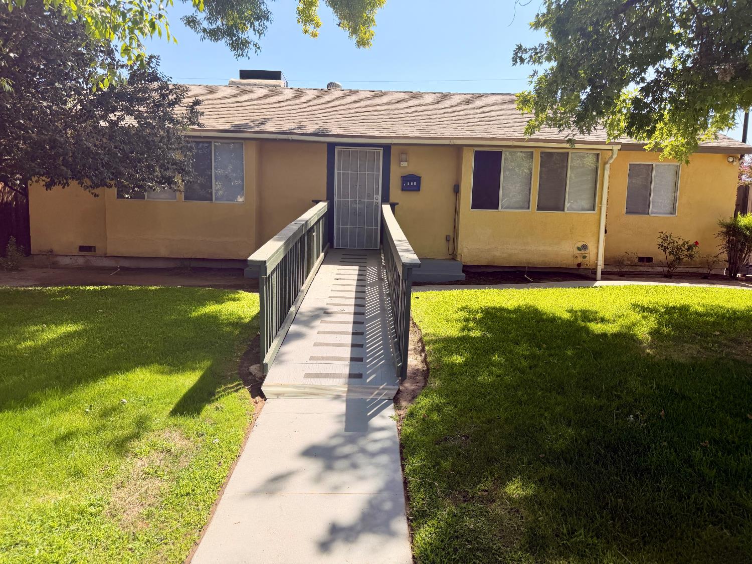138 E Bellaire Way, Fresno, CA 93704