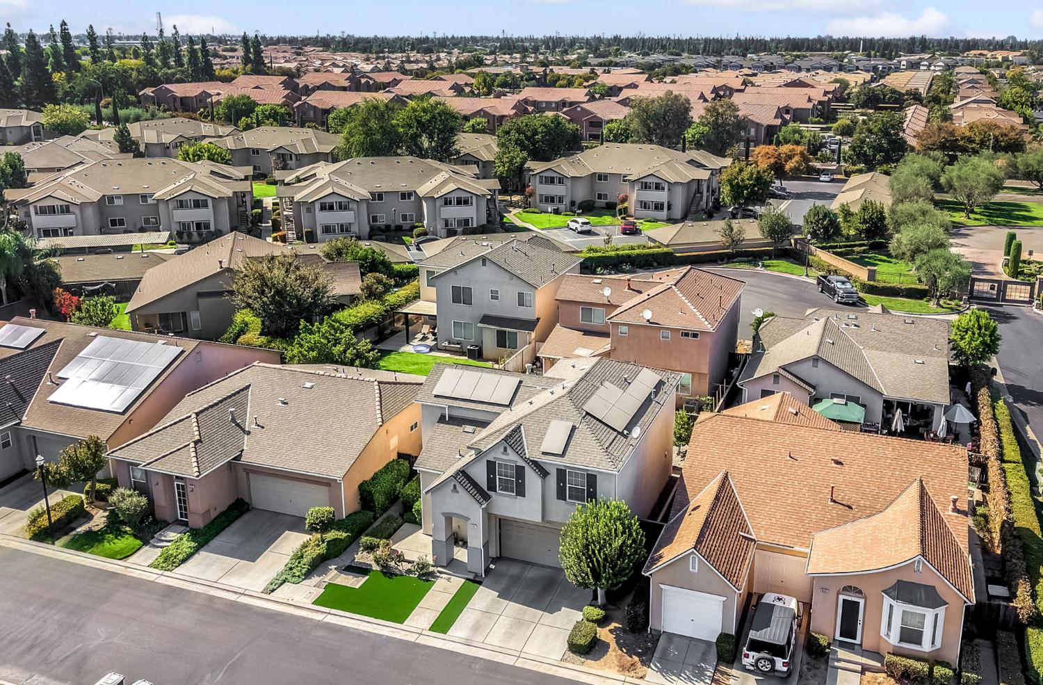 5557 N Citrus Ln, Fresno, CA 93711