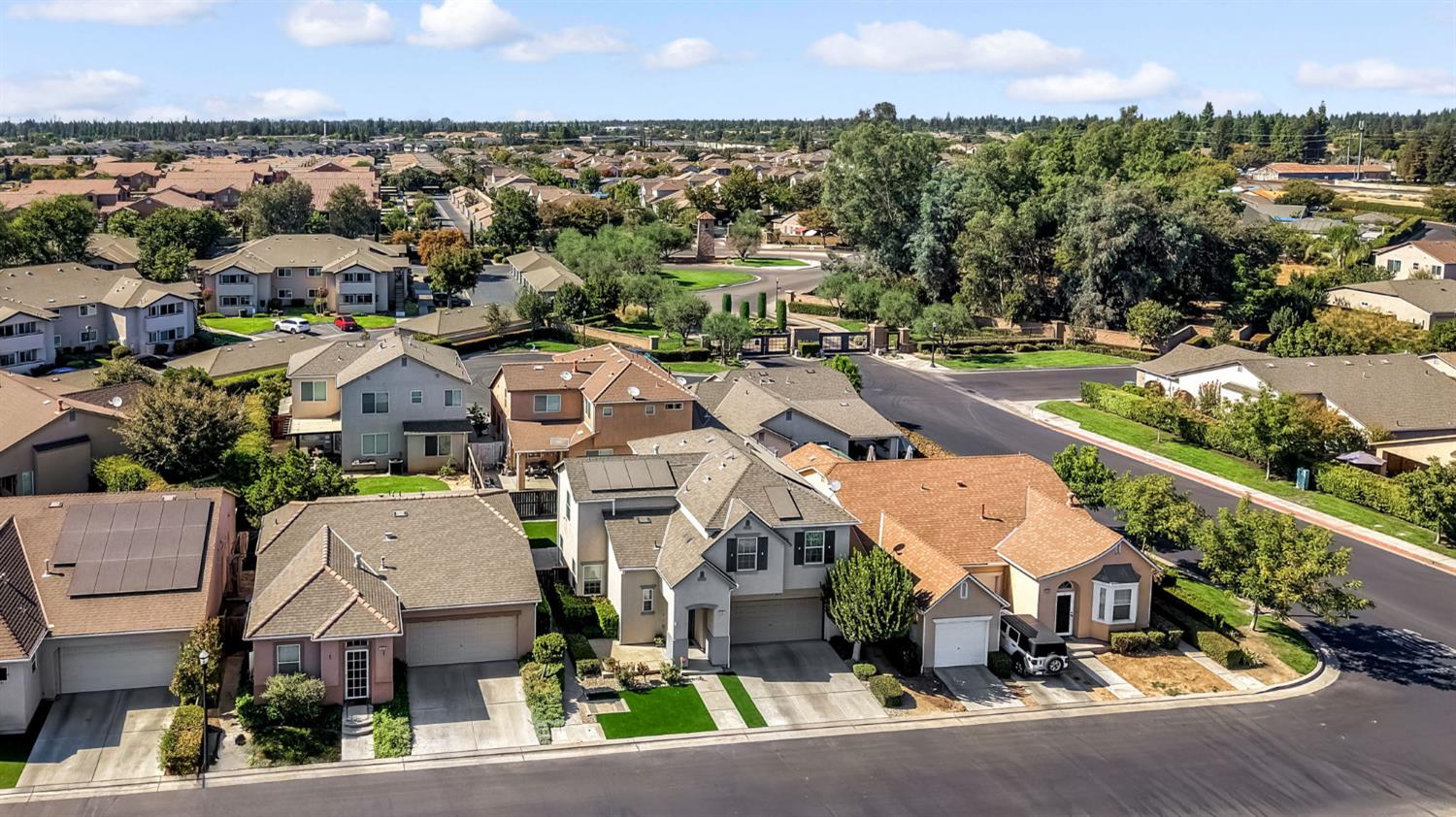5557 N Citrus Ln, Fresno, CA 93711