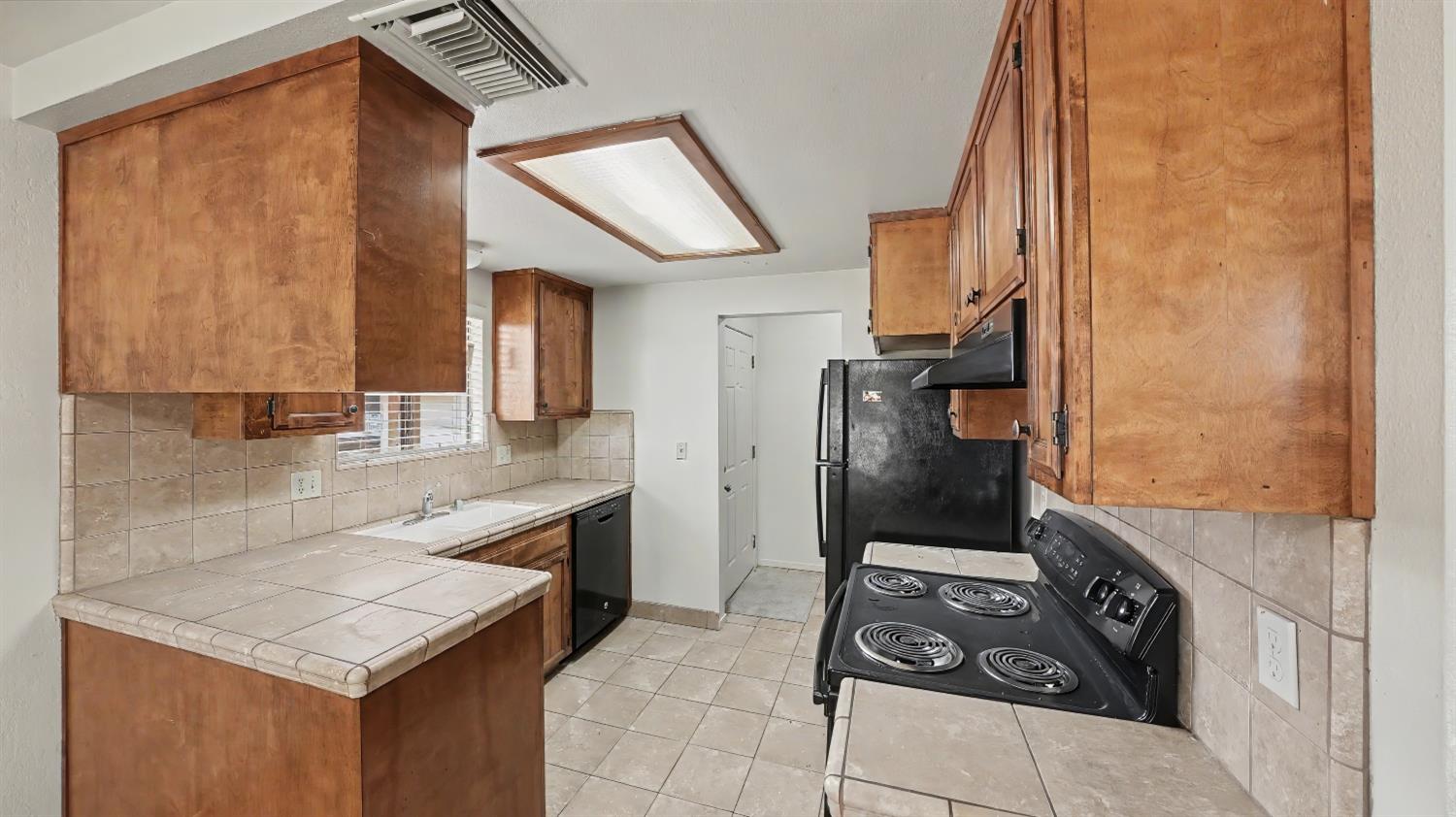 1575 N Pleasant, Fresno, CA 93728