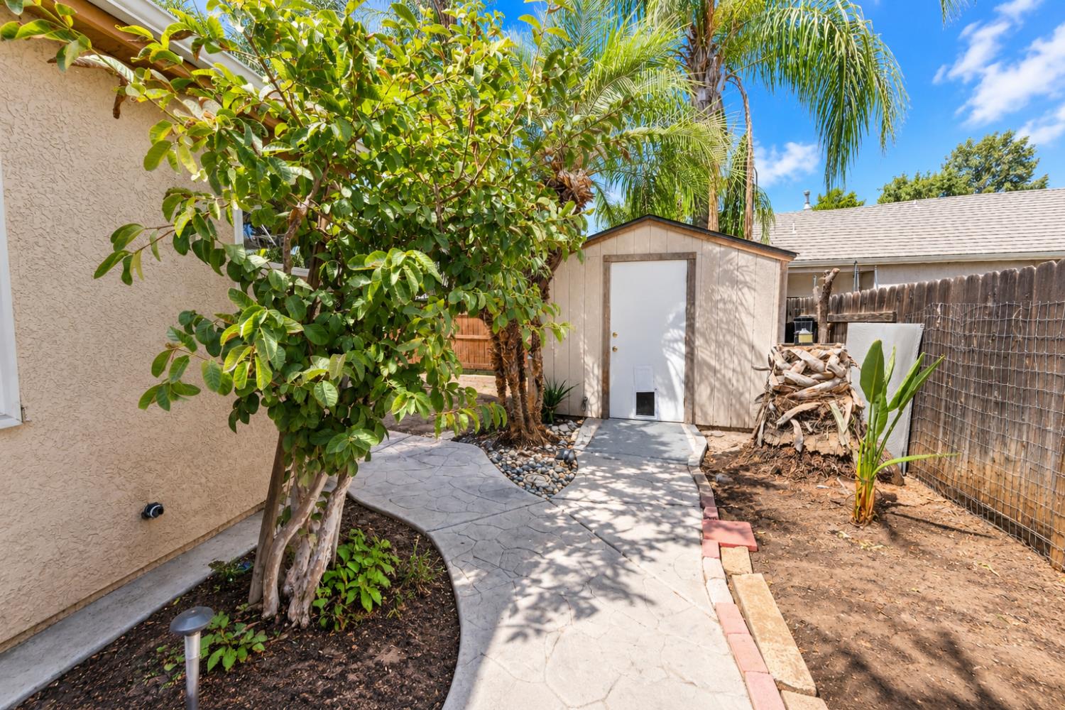 6686 E Amherst Ave, Fresno, CA 93727