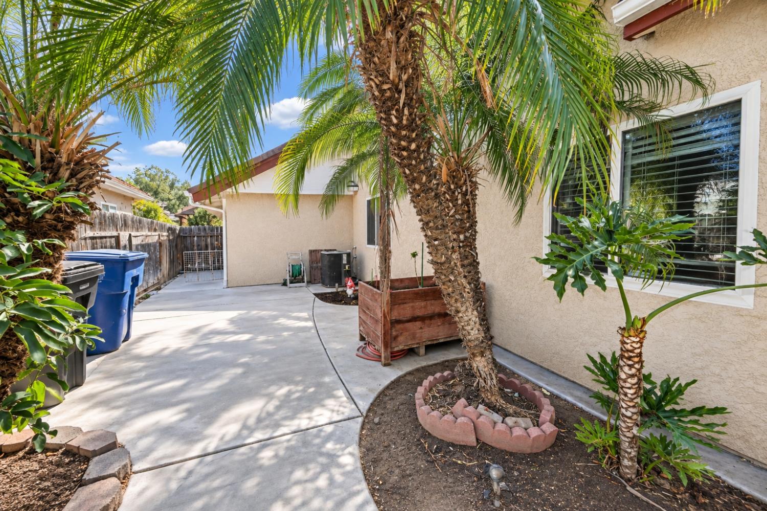 6686 E Amherst Ave, Fresno, CA 93727