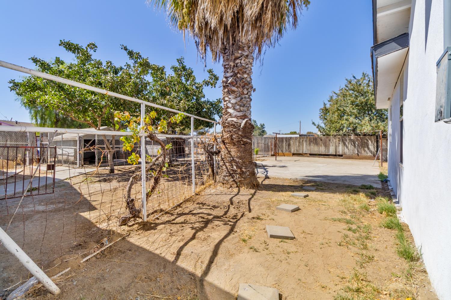 815 E 5Th St, Hanford, CA 93230