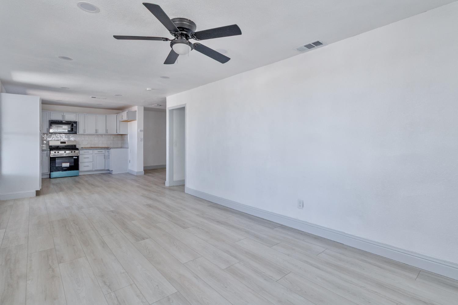815 E 5Th St, Hanford, CA 93230