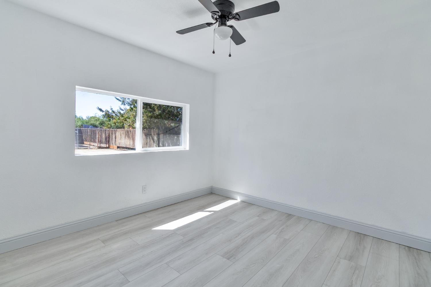 815 E 5Th St, Hanford, CA 93230