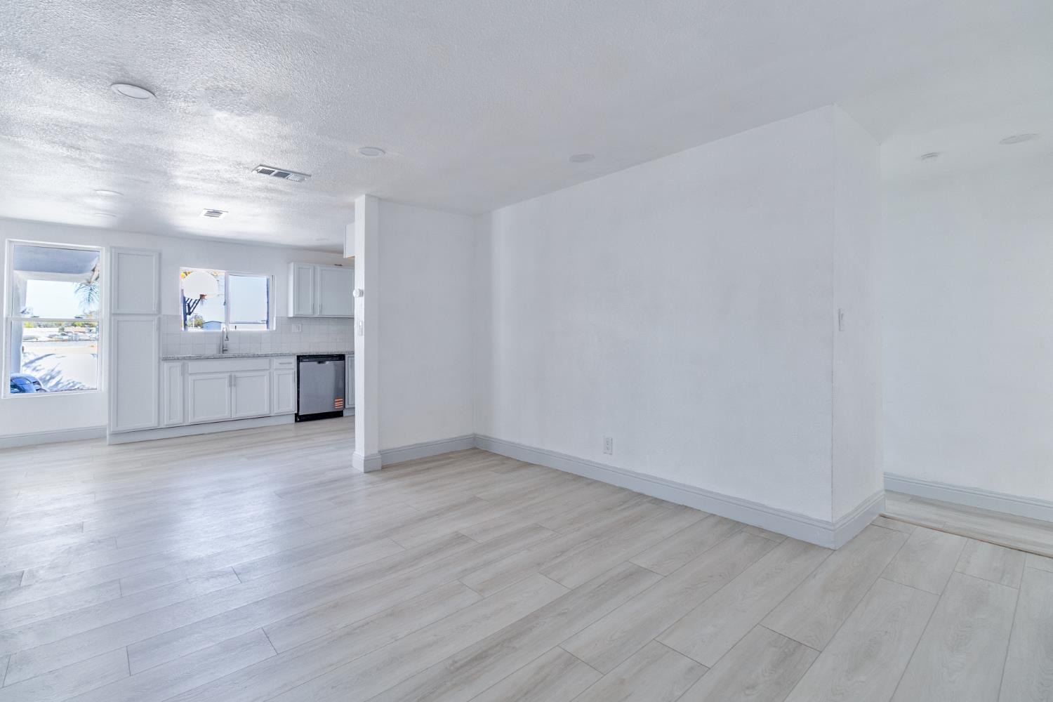 815 E 5Th St, Hanford, CA 93230