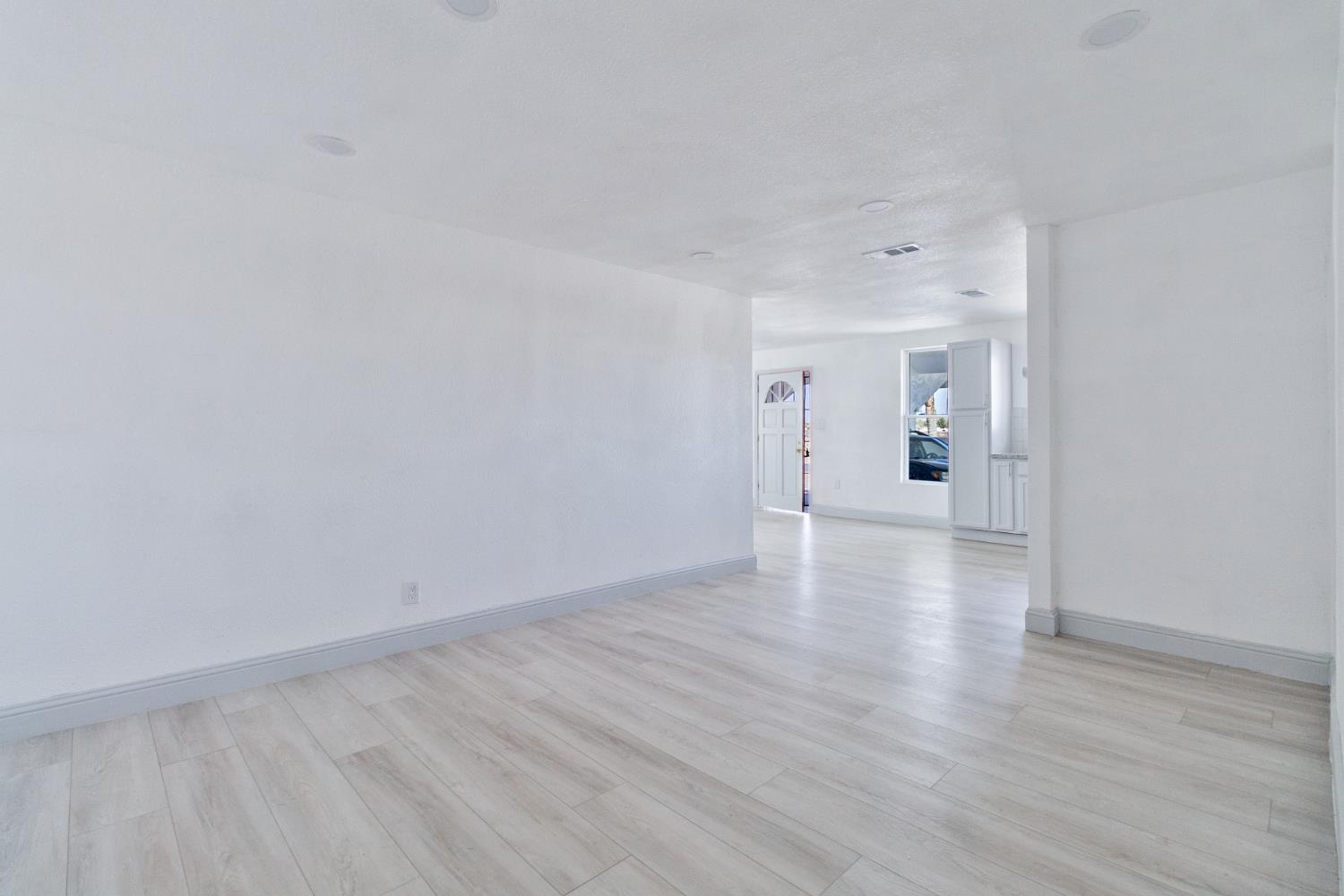 815 E 5Th St, Hanford, CA 93230