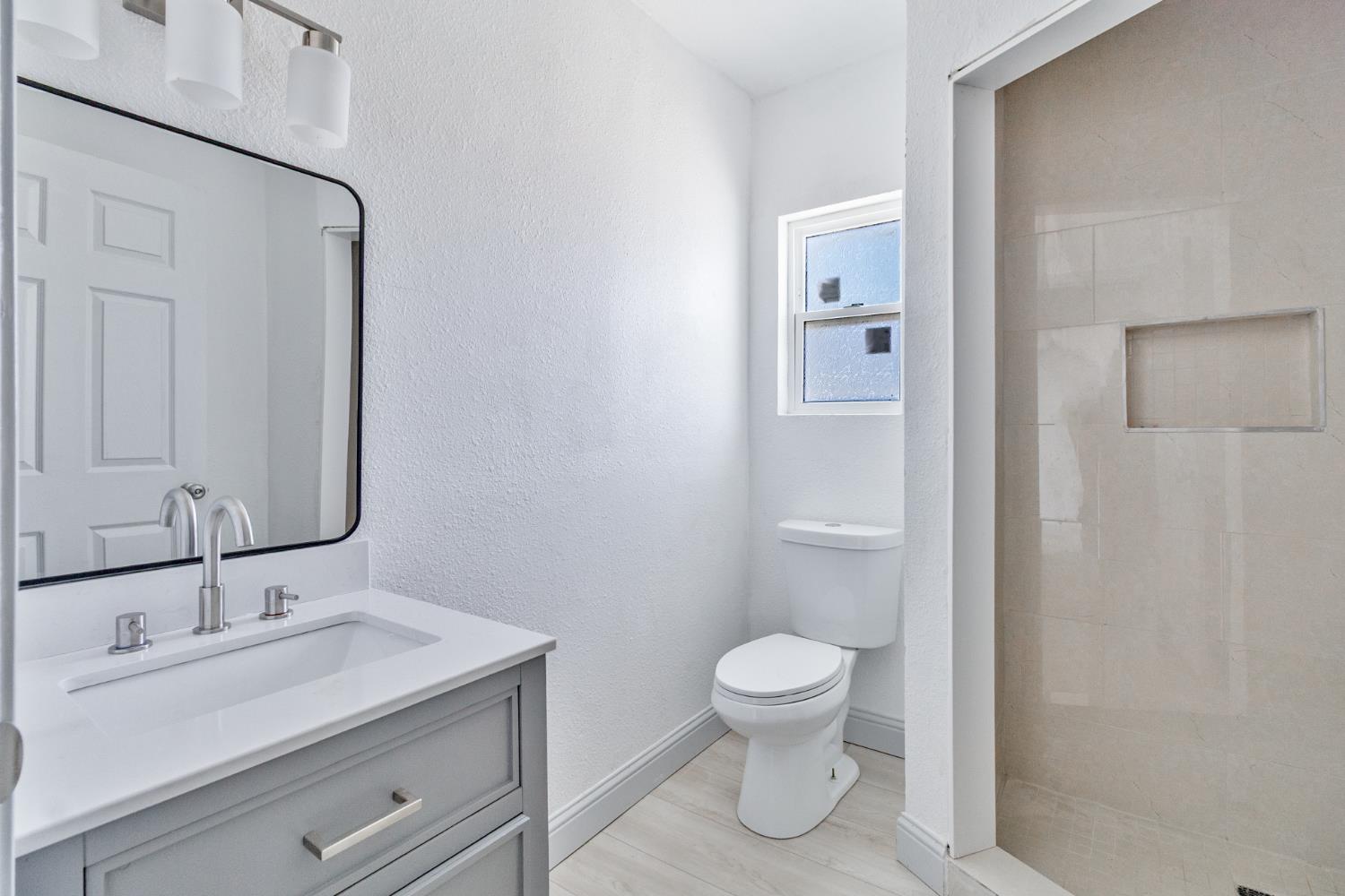 815 E 5Th St, Hanford, CA 93230