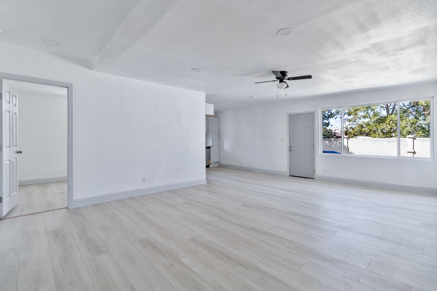 815 E 5Th St, Hanford, CA 93230