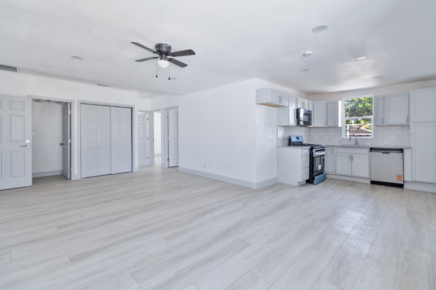815 E 5Th St, Hanford, CA 93230