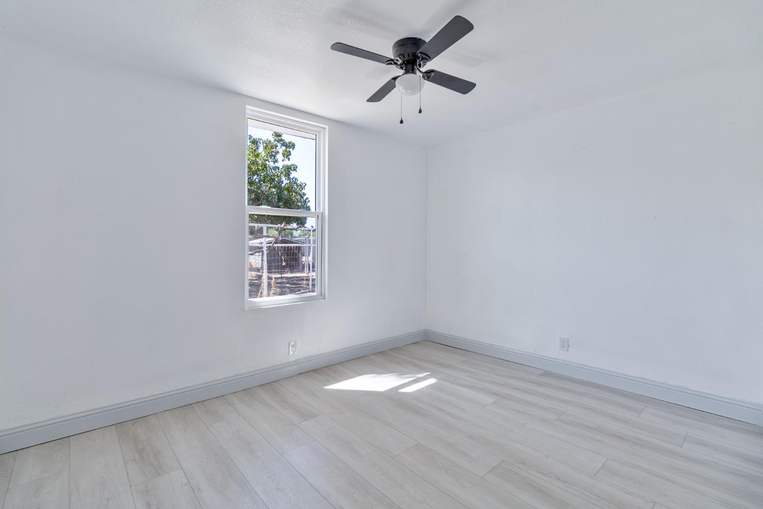 815 E 5Th St, Hanford, CA 93230