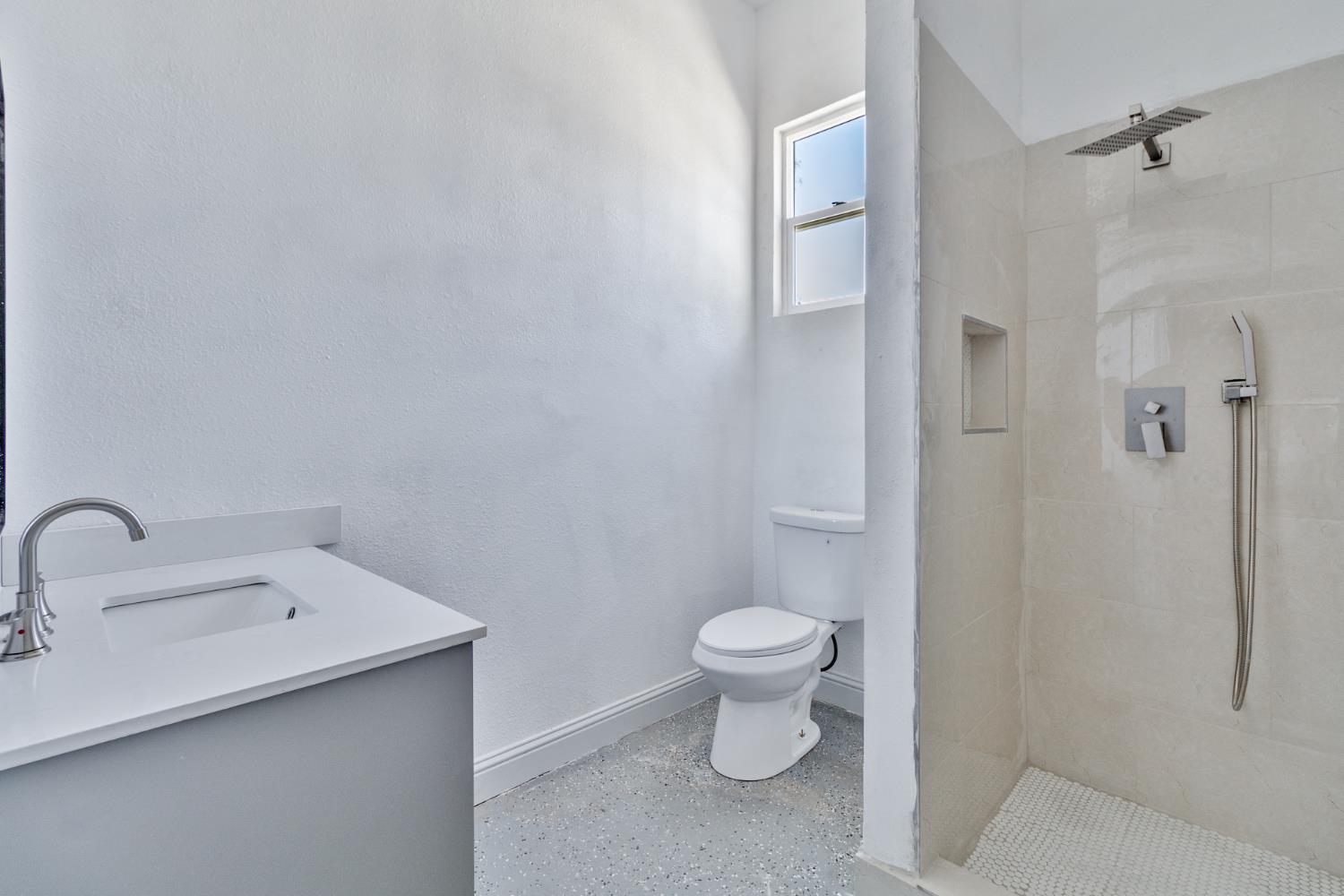 815 E 5Th St, Hanford, CA 93230