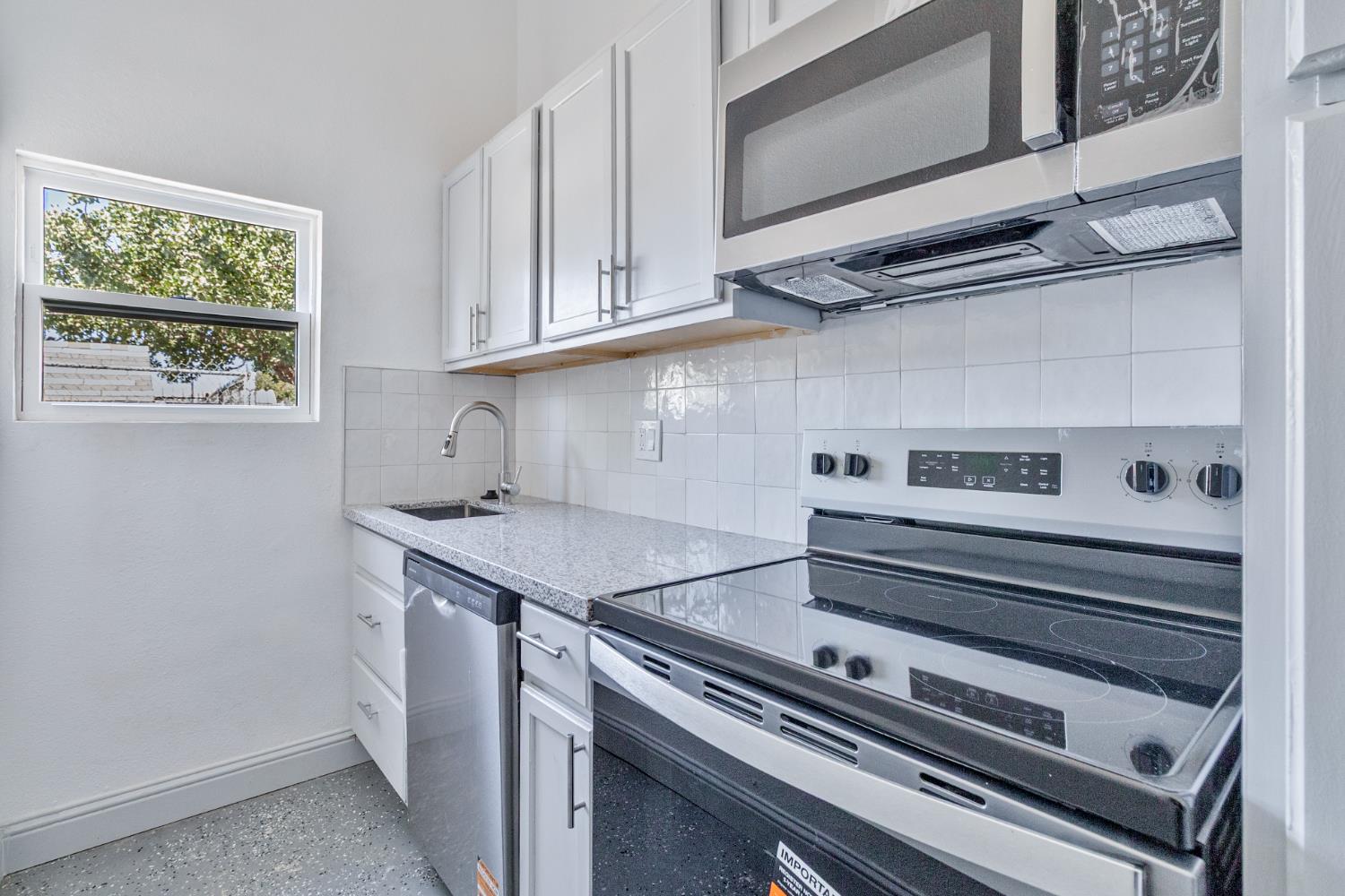 815 E 5Th St, Hanford, CA 93230