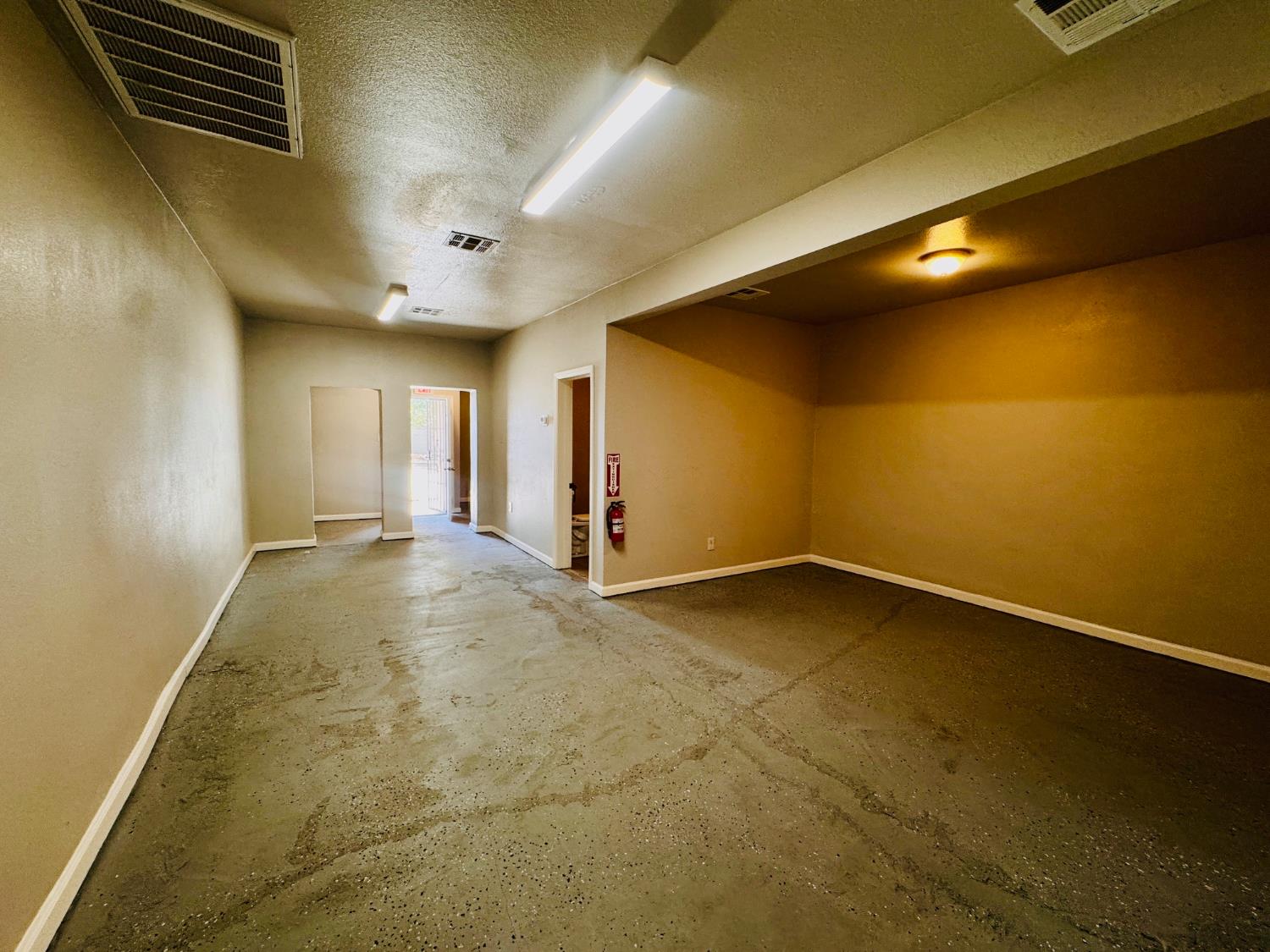 525 E 19th St, Bakersfield, CA 93305