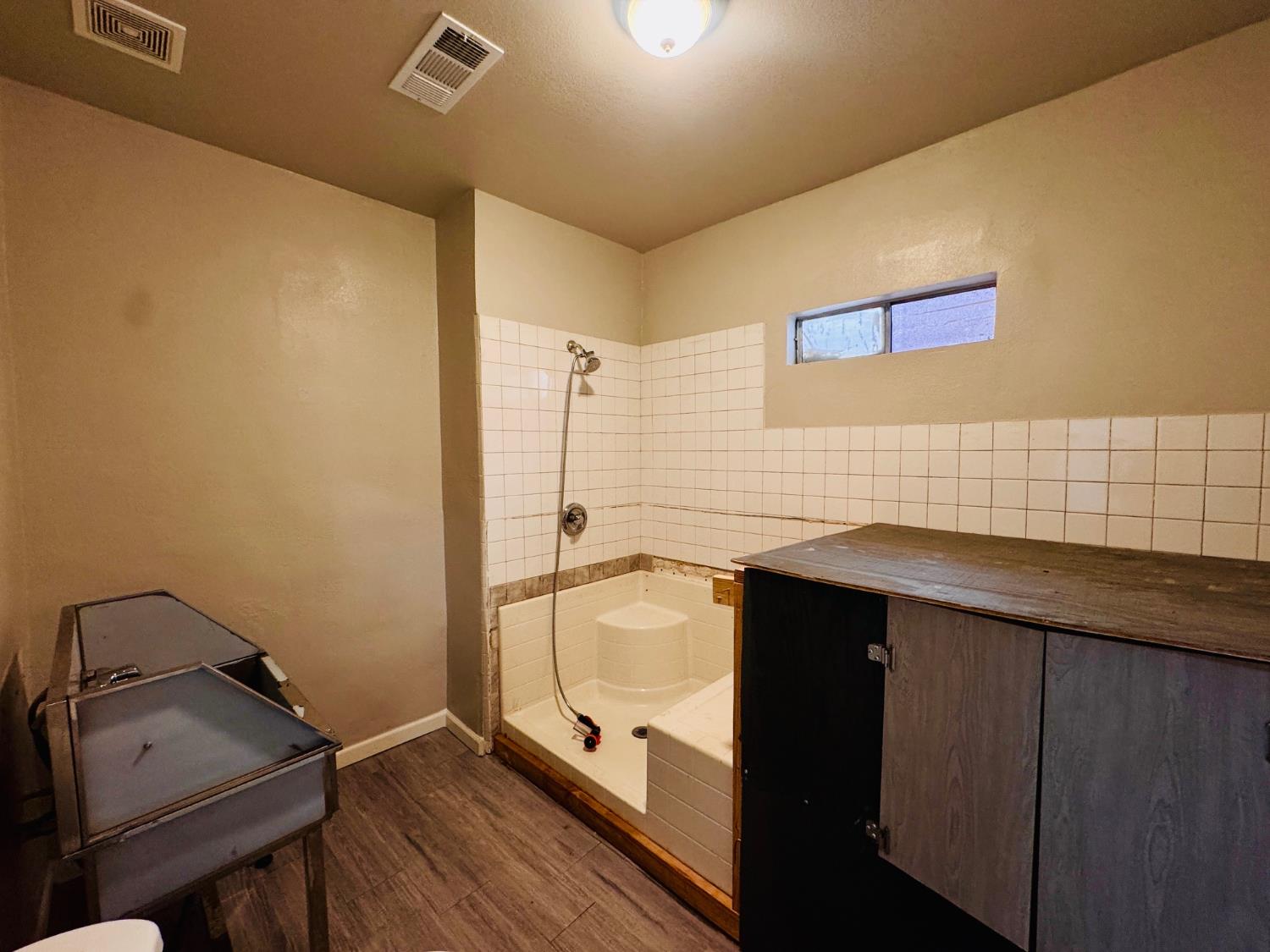 525 E 19th St, Bakersfield, CA 93305