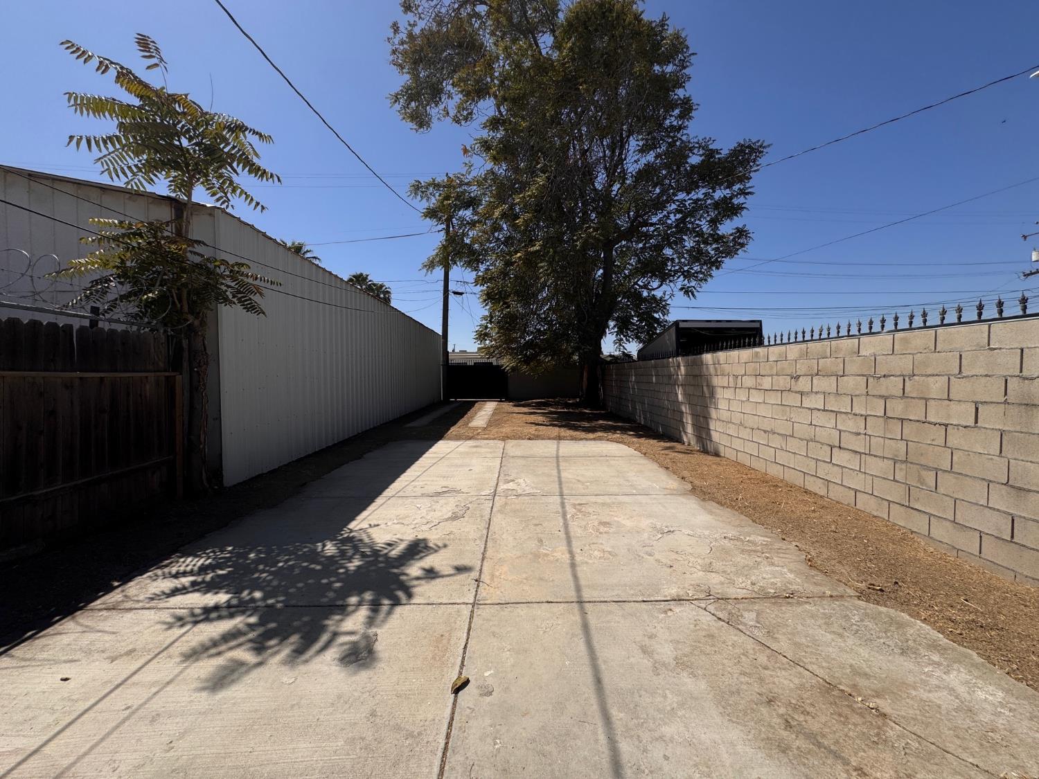 525 E 19th St, Bakersfield, CA 93305