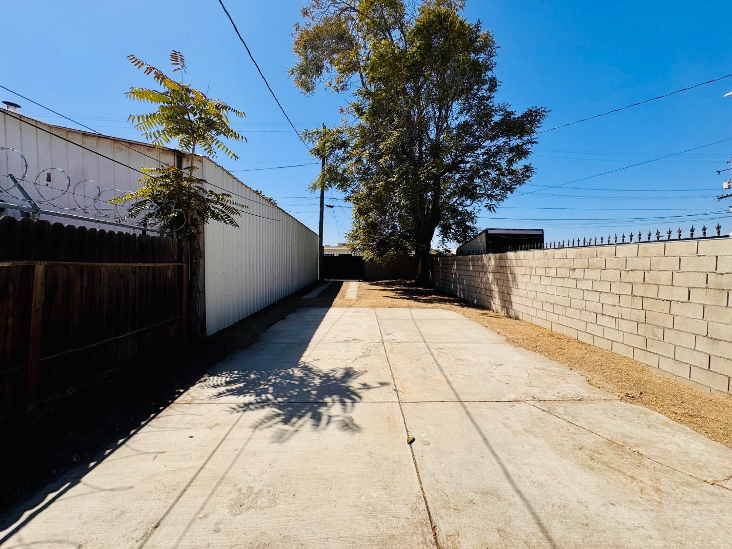 525 E 19th St, Bakersfield, CA 93305