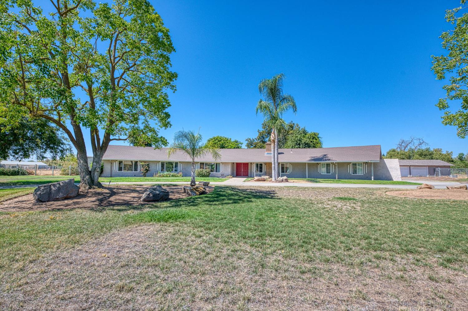 10763 E Ashlan Ave, Sanger, CA 93657