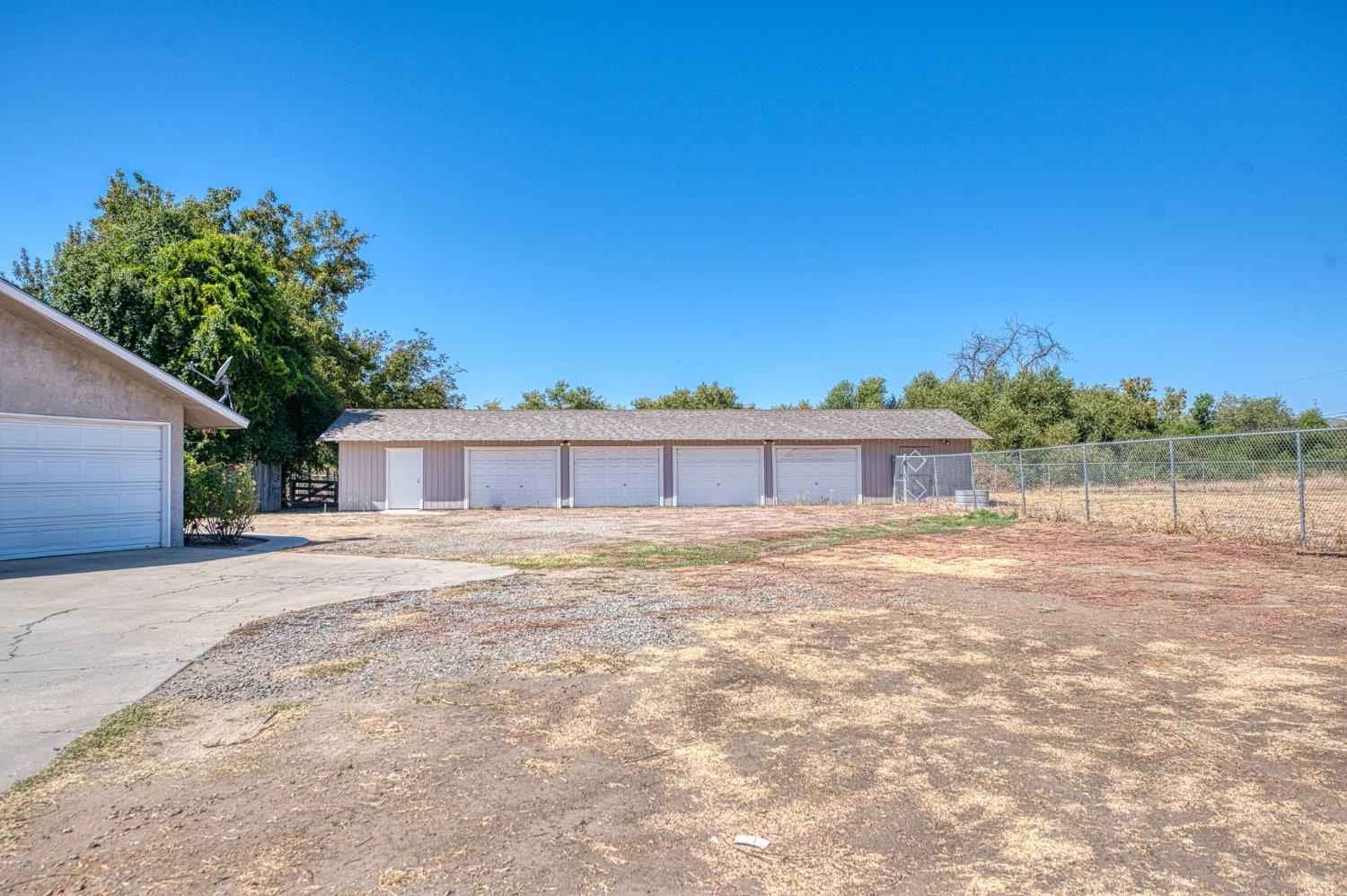 10763 E Ashlan Ave, Sanger, CA 93657
